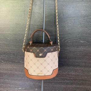 NWOT Nine Wear Hardshell Structured Bucket Signature “9” Bag w Gold Chain Strap